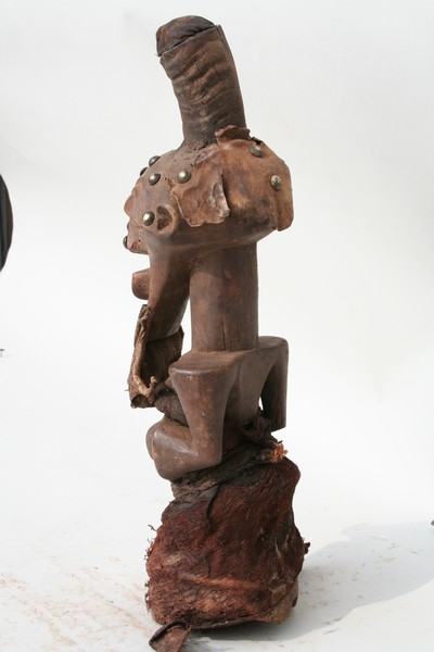 Songye(fétiche), d`afrique : rep.dem.Congo, statuette Songye(fétiche), masque ancien africain Songye(fétiche), art du rep.dem.Congo - Art Africain, collection privées Belgique. Statue africaine de la tribu des Songye(fétiche), provenant du rep.dem.Congo, 1452/1432.Vieux fétiche Songye avec son agglomérat de rituel,corne avec ingrédients magiques,coiffe en peau de singe,barbe en peau de serpent, nombril creux avec ingrédients,pagne en tissu d